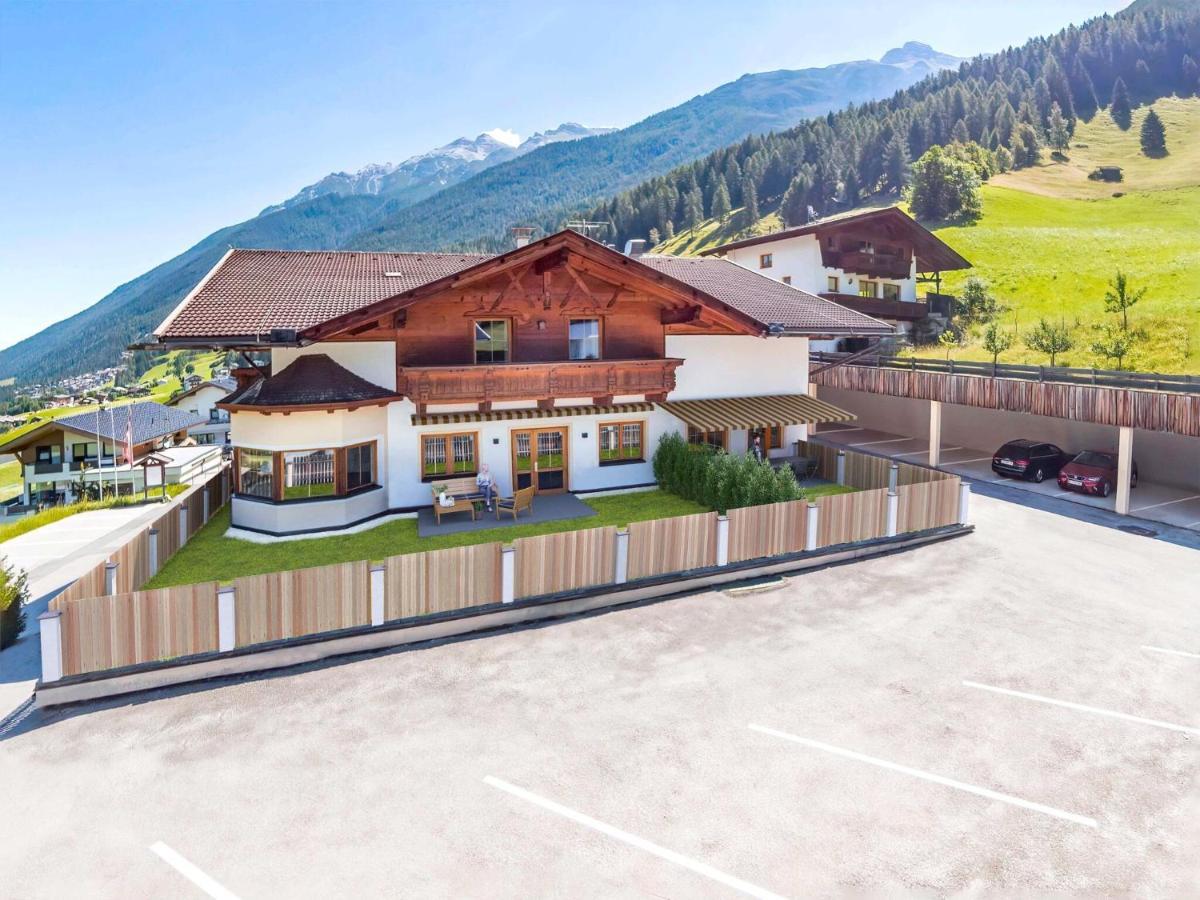 Plush Apartment With Mountain Views ノイシュティフト・イム・シュトゥーバイタール エクステリア 写真