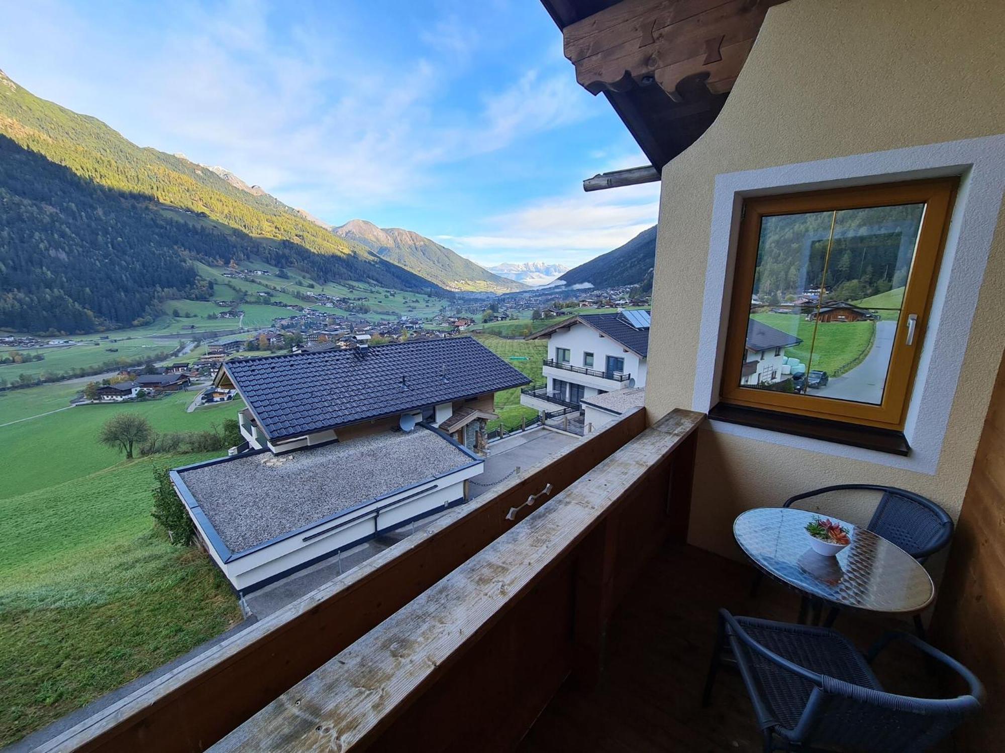 Plush Apartment With Mountain Views ノイシュティフト・イム・シュトゥーバイタール エクステリア 写真