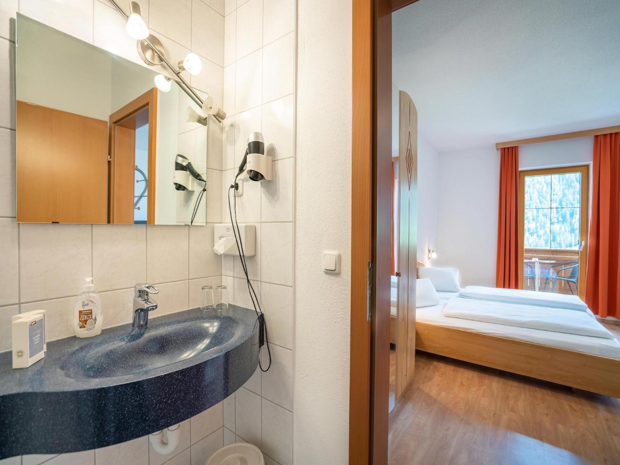 Plush Apartment With Mountain Views ノイシュティフト・イム・シュトゥーバイタール エクステリア 写真