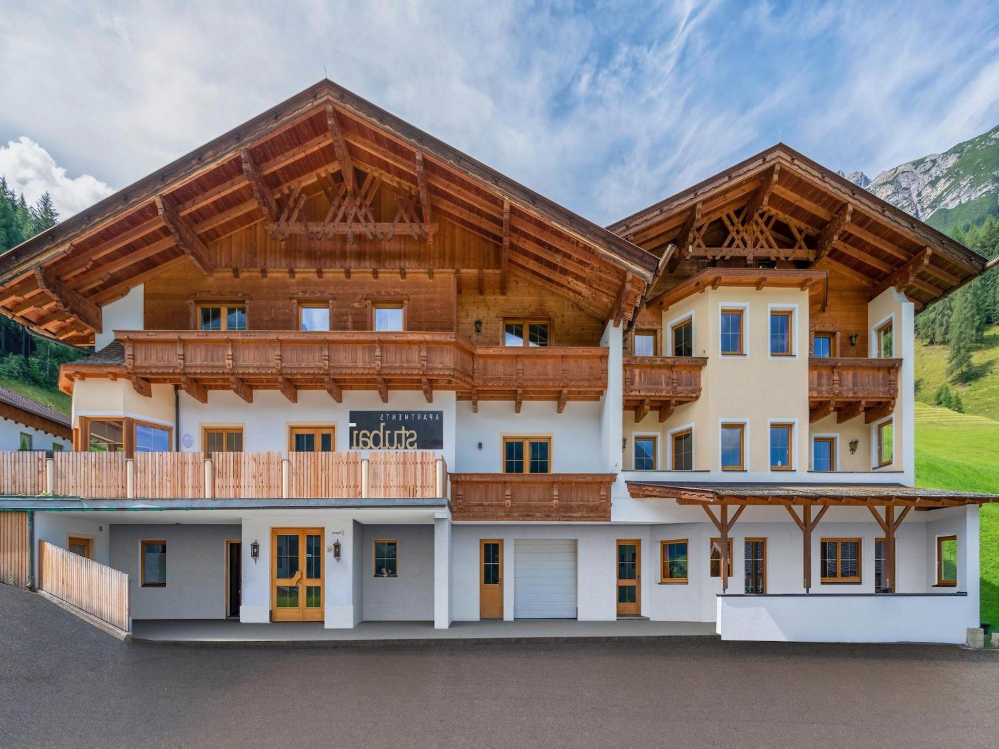 Plush Apartment With Mountain Views ノイシュティフト・イム・シュトゥーバイタール エクステリア 写真